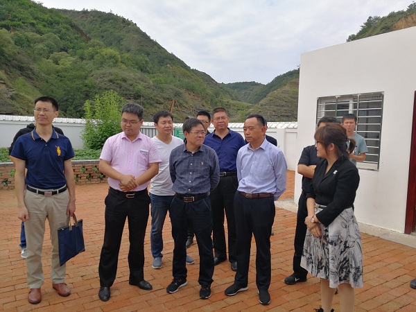 <b>水利部移民司（扶貧辦）勒宏強(qiáng)處長，省水利廳水利水電處處長白鵬翔、延安市水務(wù)局局長張拴林，副區(qū)長楊東和安塞區(qū)水務(wù)局、扶貧局等調(diào)研安塞供水工程</b>